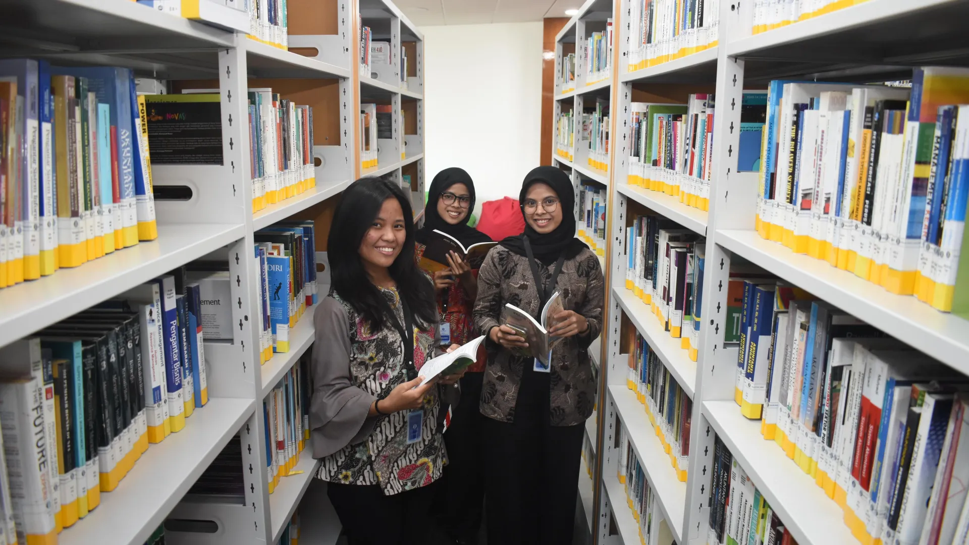 Educational School Visits to Bank Indonesia Library Bandung to Enhance Literacy